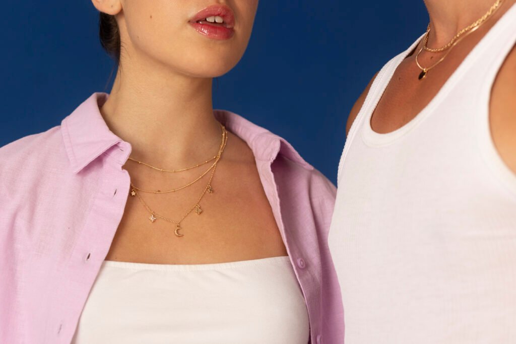 pareja joven llevando cadena collar
