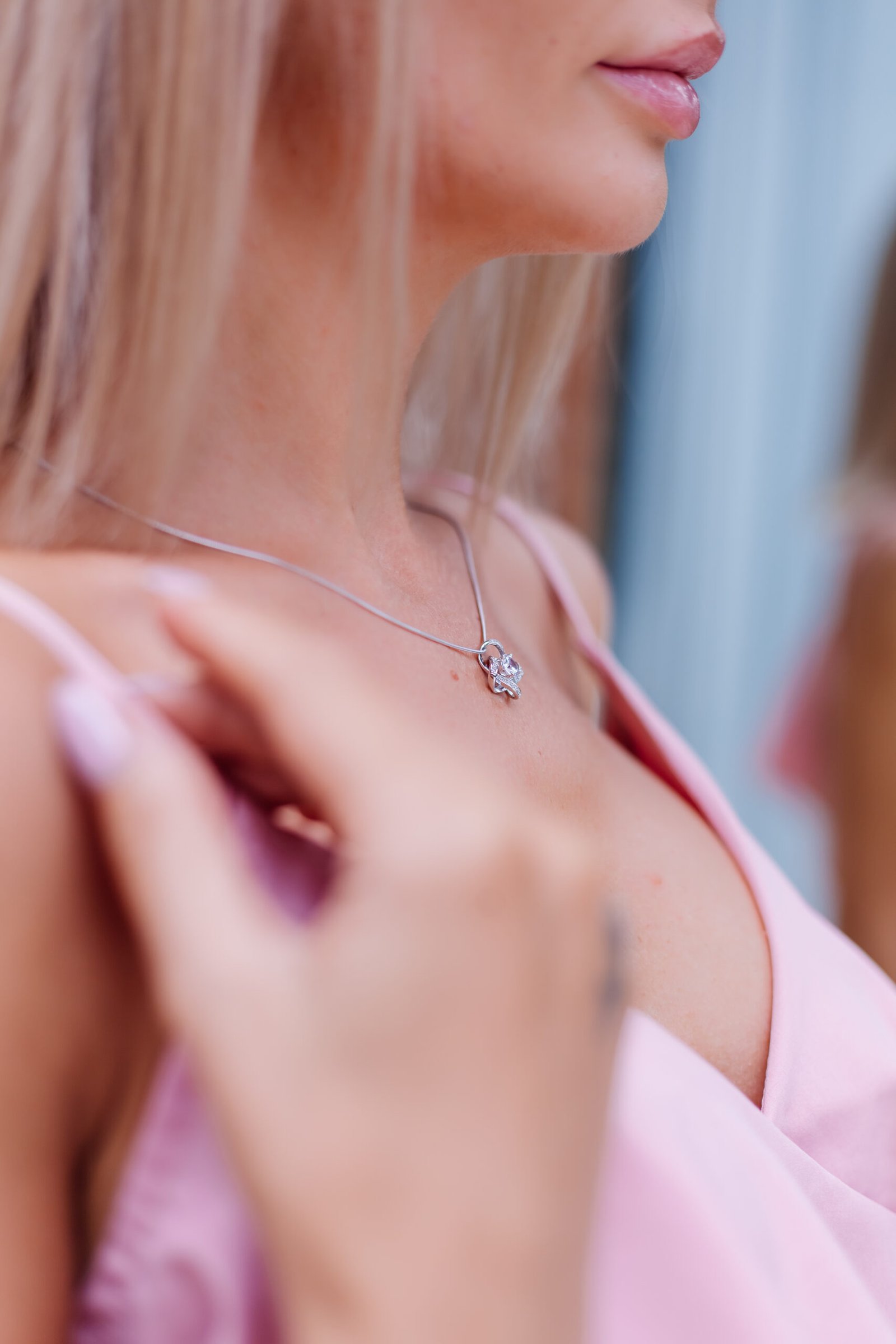 Ideas para momentos especiales retrato al aire libre de mujer en vestido rosa romantico con collar