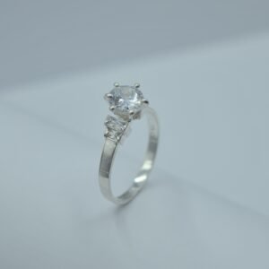 anillo solitario con circonia baguette