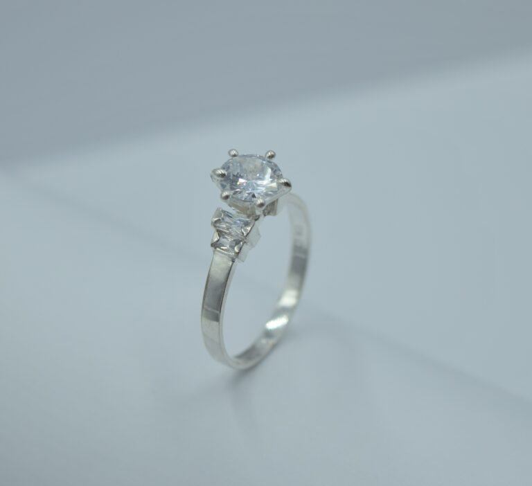 anillo solitario con circonia baguette