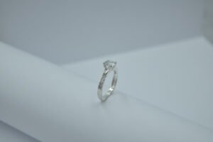 Anillos anillo solitario con media churumbela