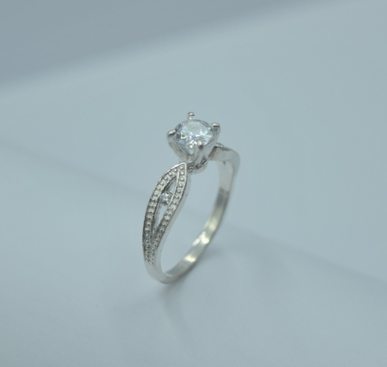 anillo solitario ovalo con circonia en brazo anillo solitario ovalo con circonia en brazo