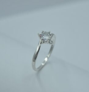 Anillos anillo solitario brazo medio giro