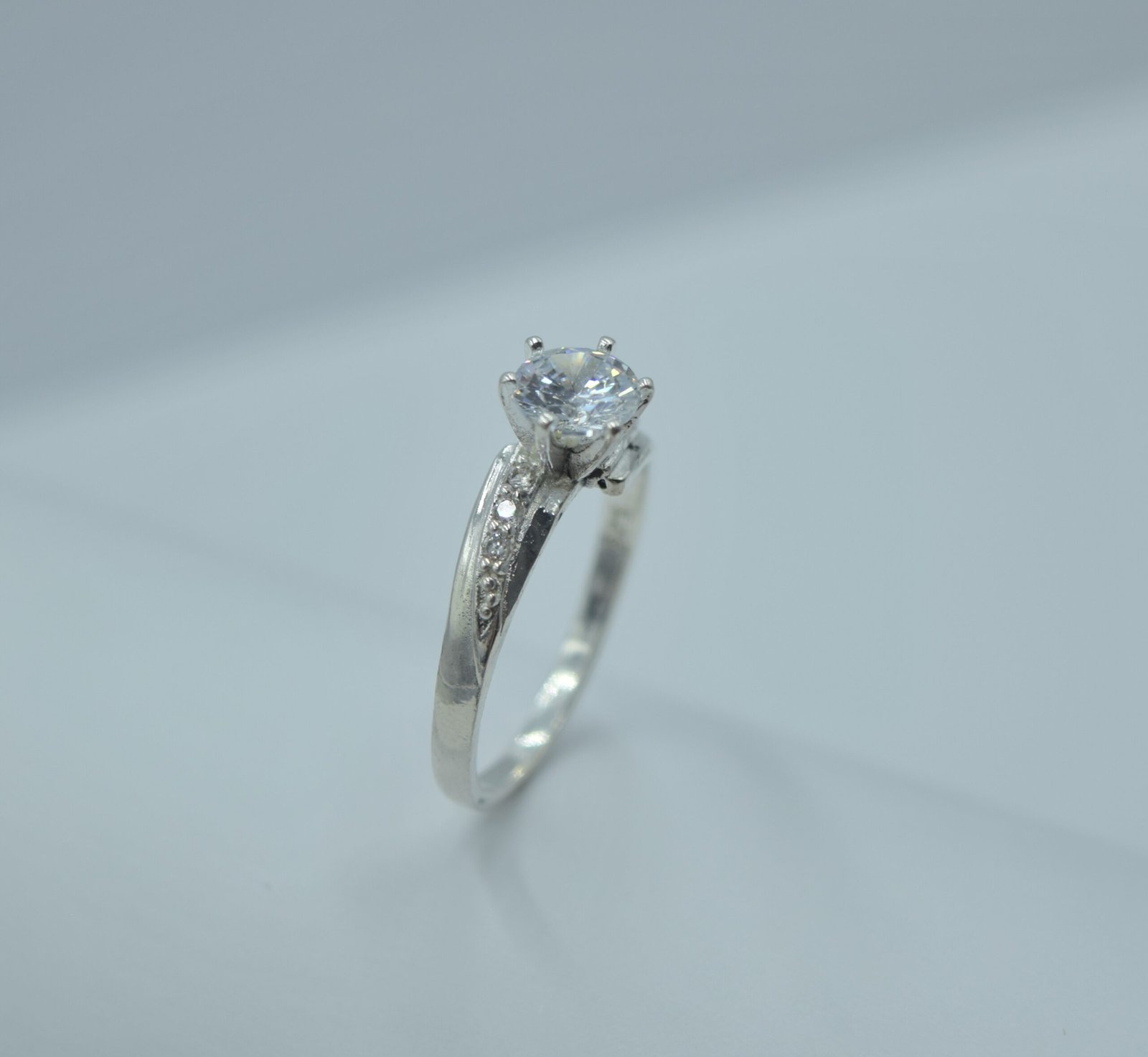 anillo solitario brazo diamantado medio giro anillo solitario brazo diamantado medio giro
