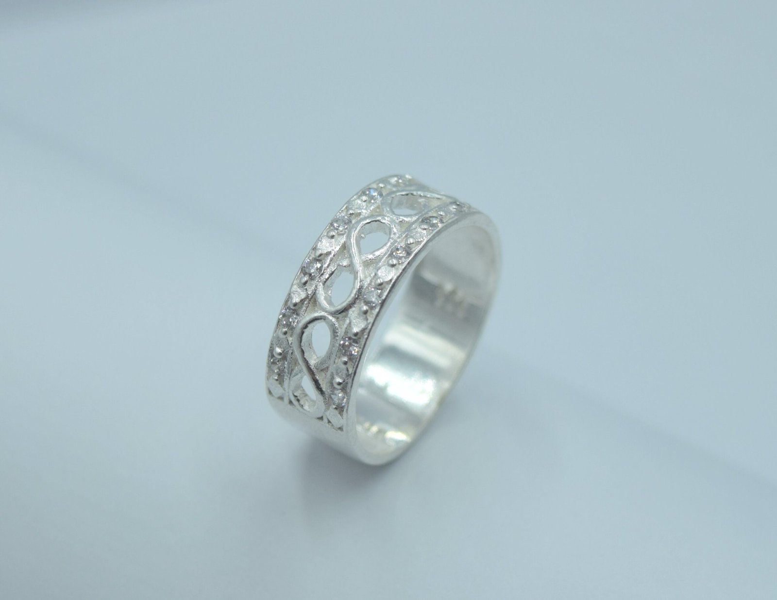 anillo tipo argolla infinitos y circonias anillo tipo argolla infinitos y circonias