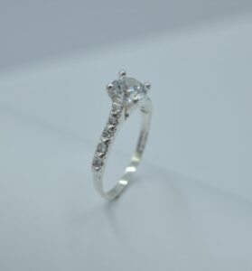 Anillos anillo solitario con circonia en brazo