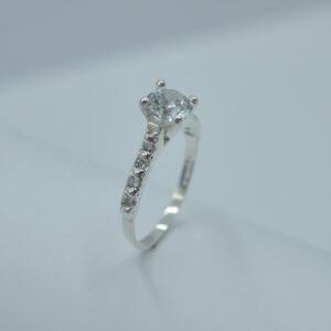 anillo solitario con circonia en brazo