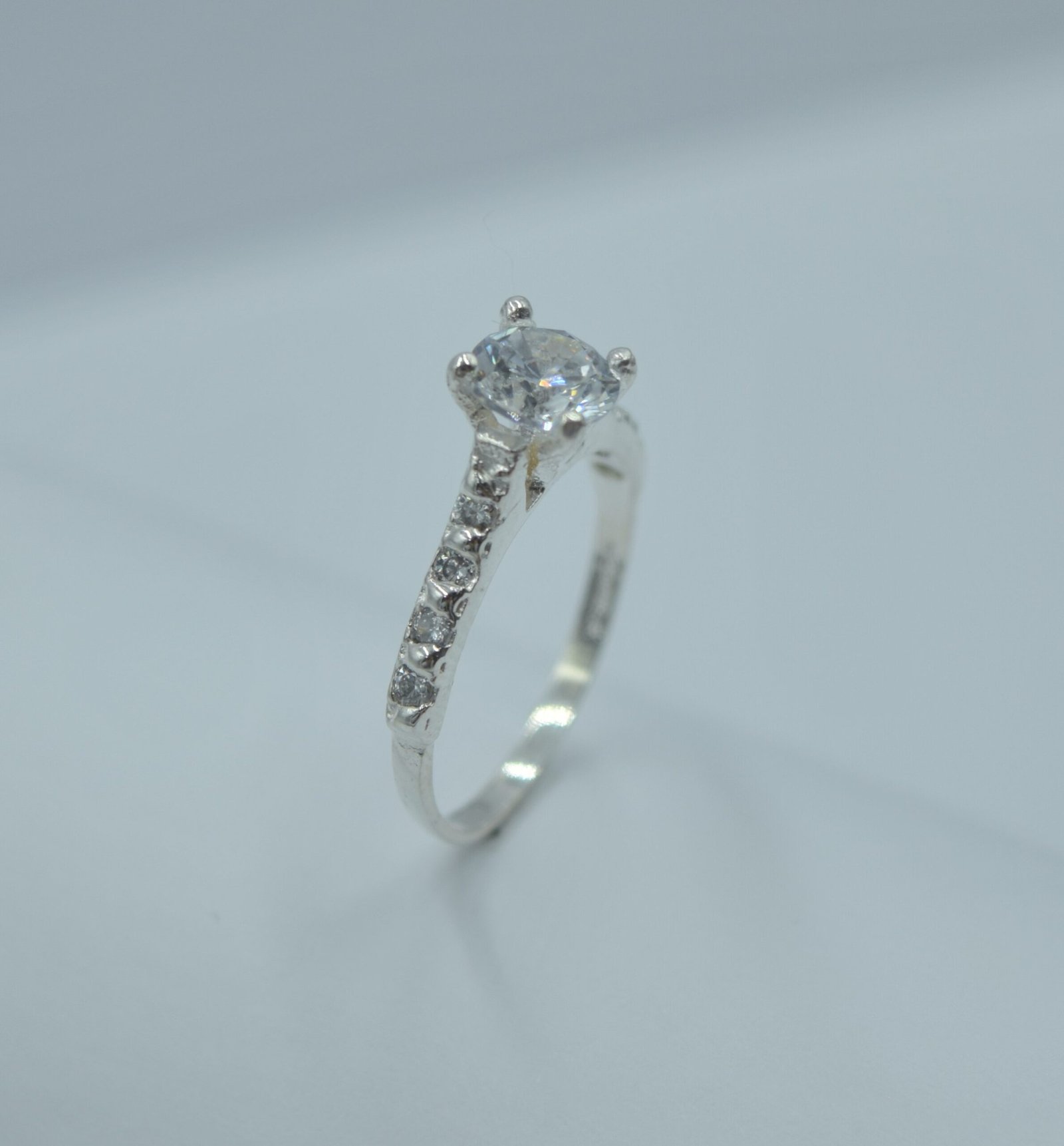 anillo solitario con circonia en brazo anillo solitario con circonia en brazo