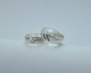 Anillos argolla diamantada tres puntos diagonal