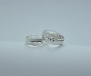 Anillos argolla diamantada línea central