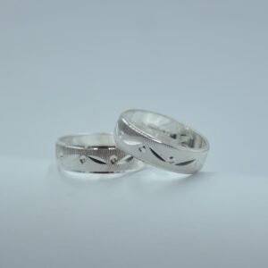 argolla diamantada con ondas