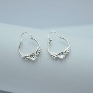 arracada lisa con flor dos hojas 2.8cm