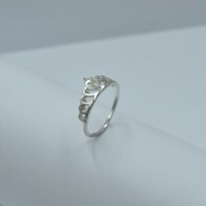 anillo corona con corazones