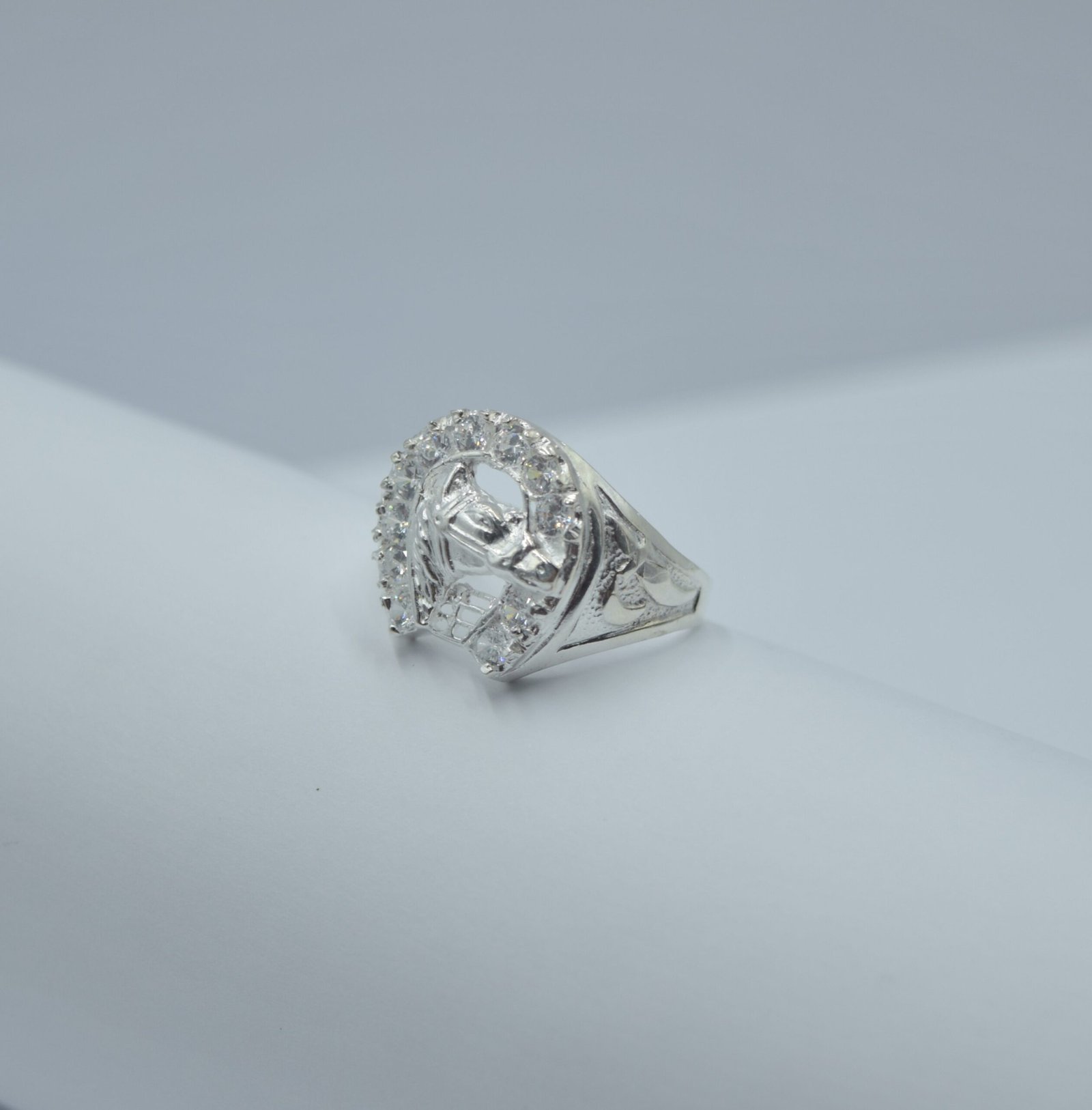 anillo herradura de circonias con diseño de caballo anillo herradura de circonias con diseño de caballo