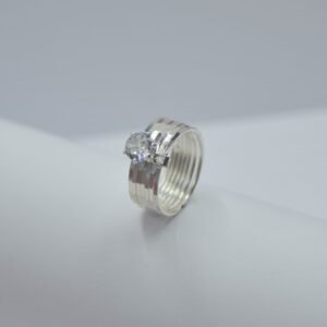 anillo semanario con circonia