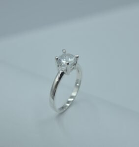 Anillos anillo solitario brazo liso corona de circonia