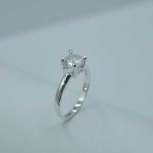 anillo solitario brazo liso corona de circonia