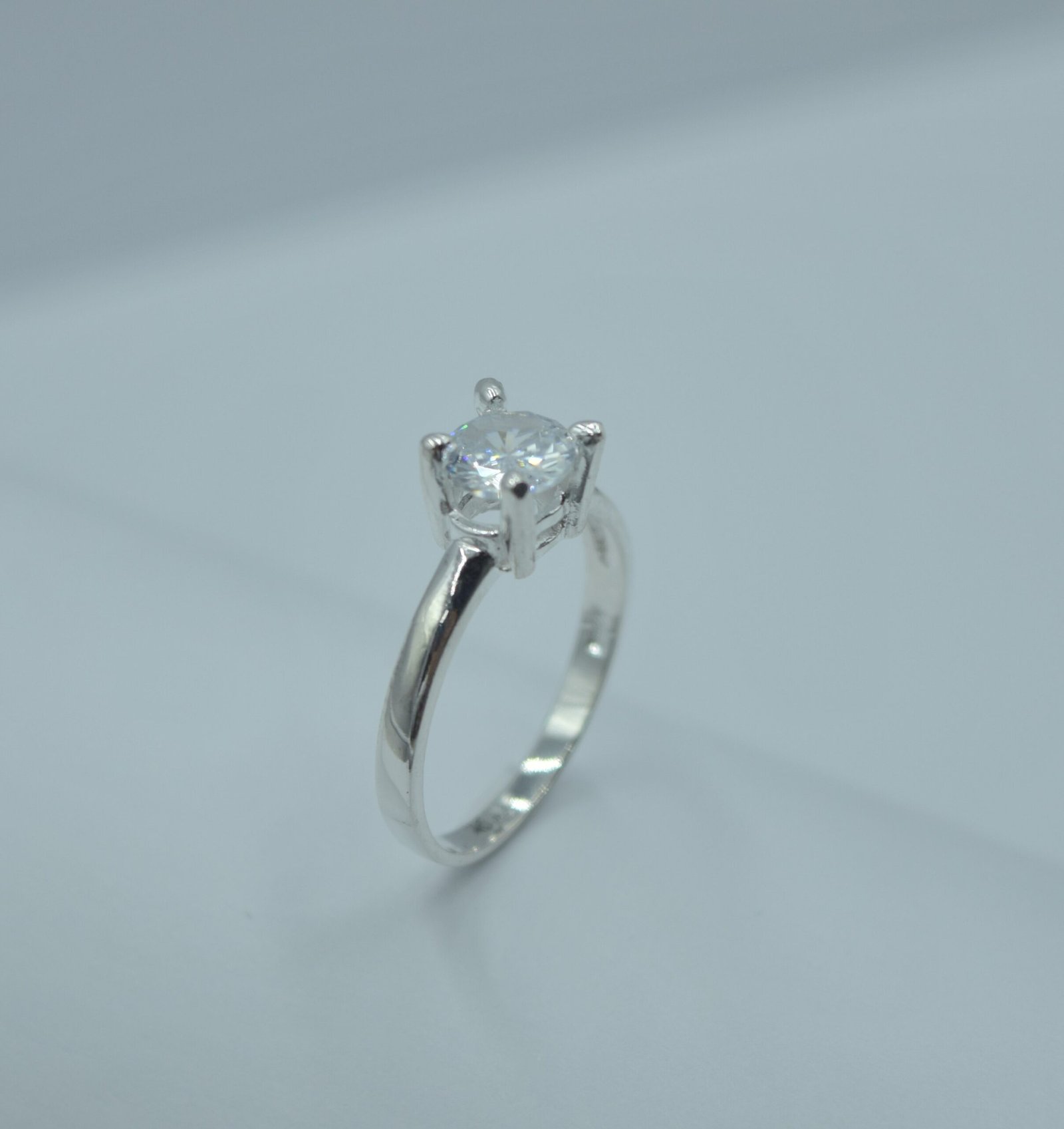 anillo solitario brazo liso corona de circonia anillo solitario brazo liso corona de circonia