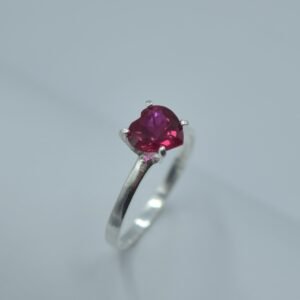 anillo con circonia corazón brazo liso