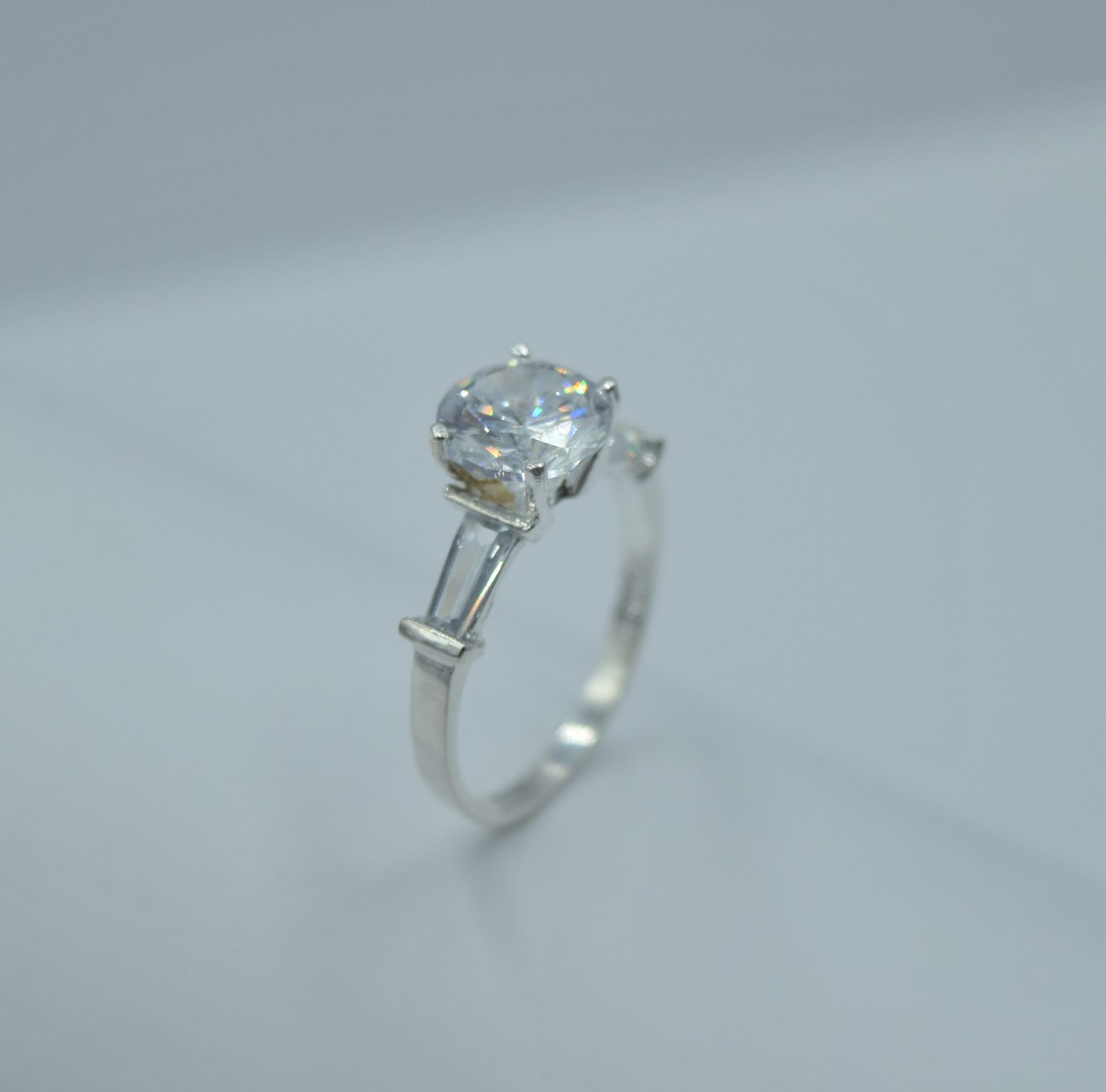 anillo solitario con circonia baguette en brazo anillo solitario con circonia baguette en brazo