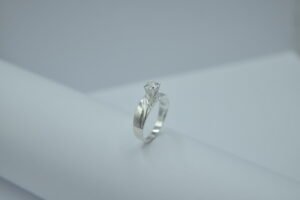 Anillos anillo solitario con circonia en brazo ancho