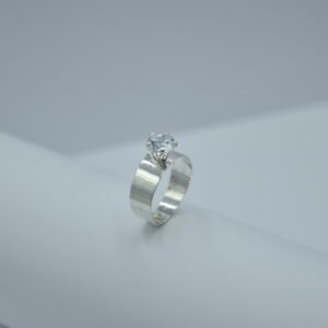 anillo solitario con circonia, brazo ancho y liso