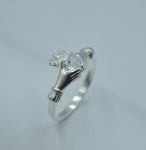 Anillos anillo manos encontradas con corona y circonia