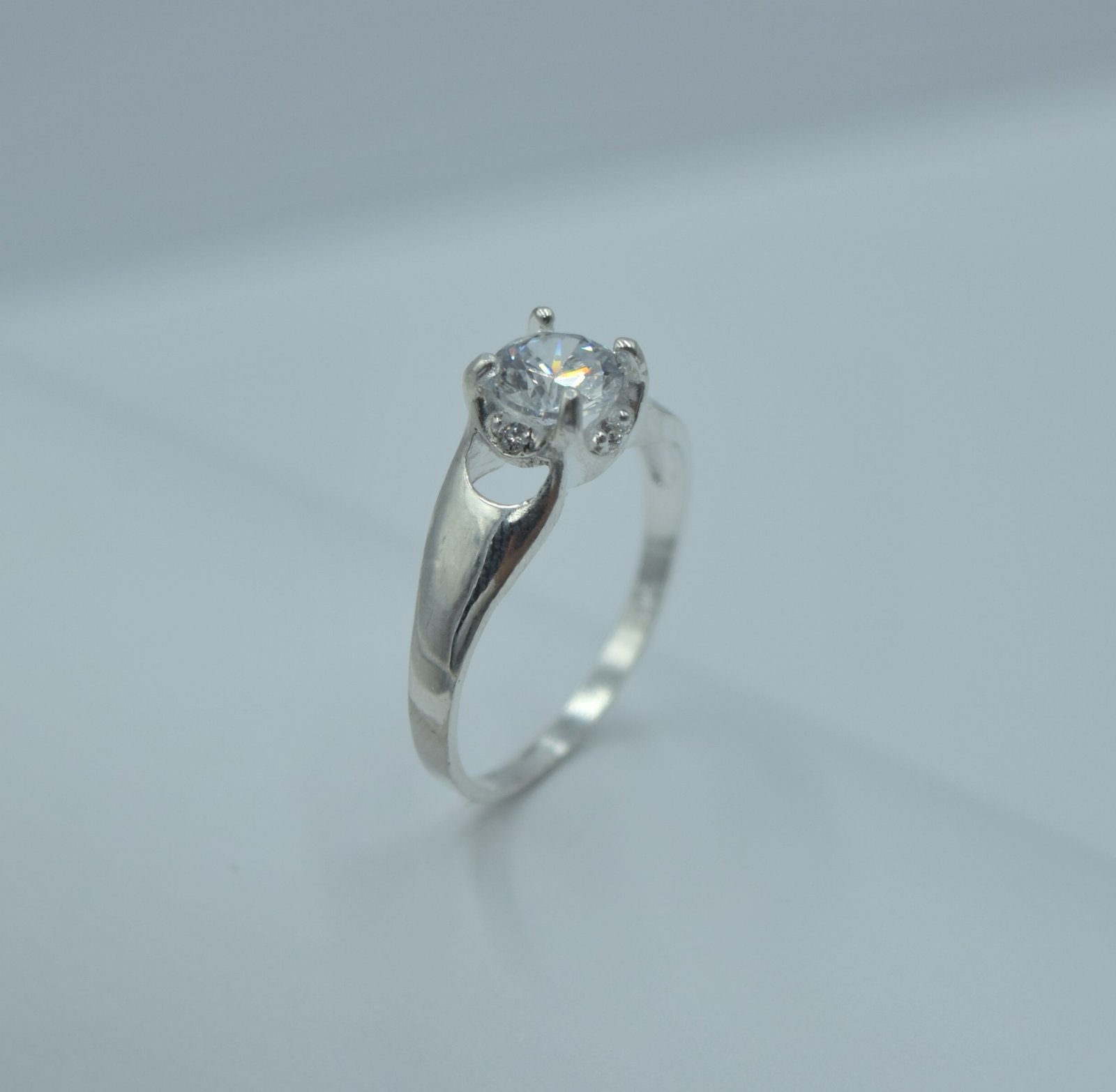 anillo solitario media luna calada anillo solitario media luna calada