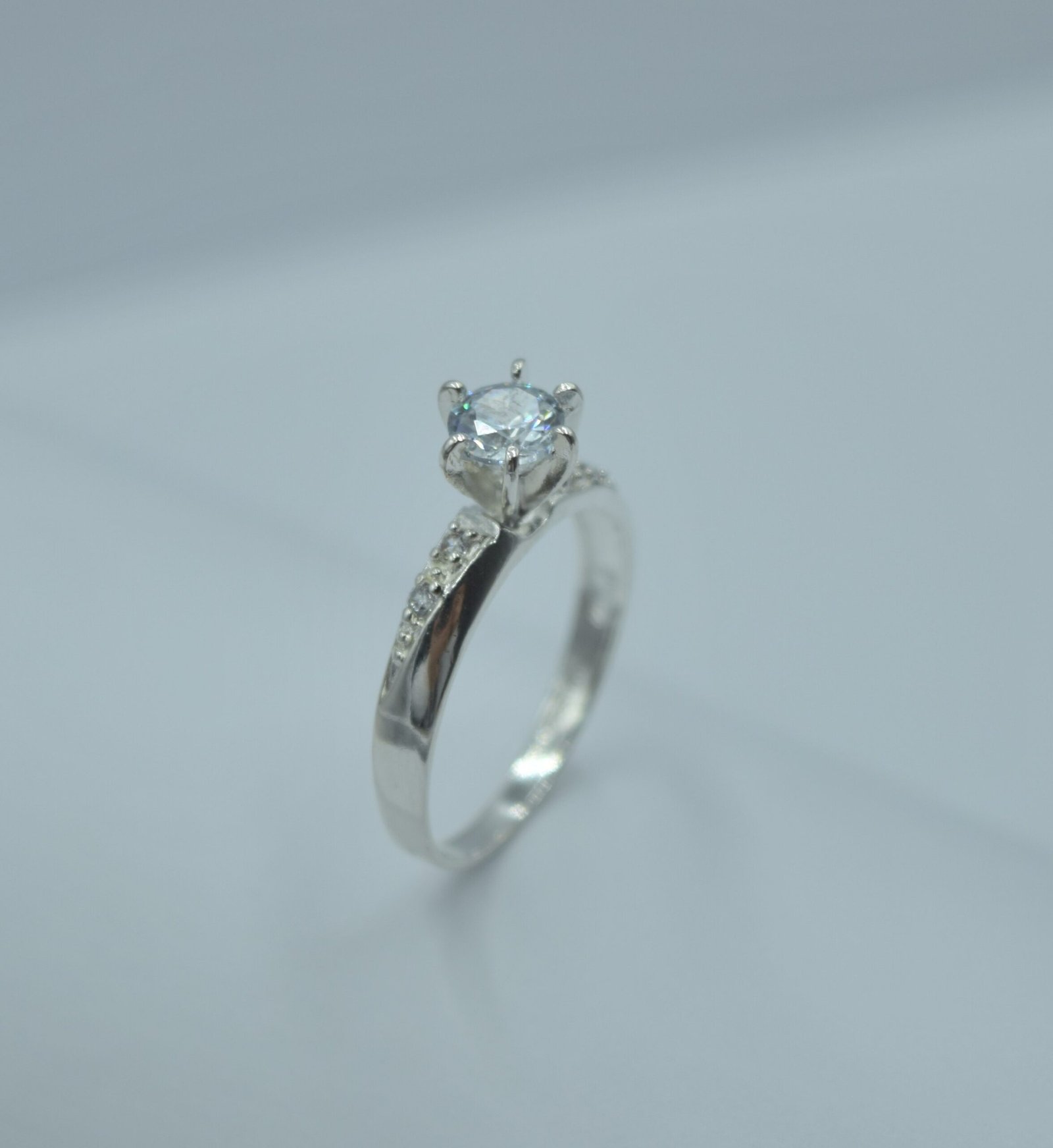 anillo solitario con cuerpo calado y cabeza de corona anillo solitario con cuerpo calado y cabeza de corona