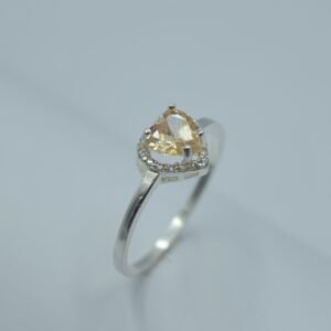 anillo con circonia corazón