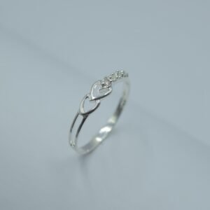 anillo con circonias, dos corazones y brazo abierto