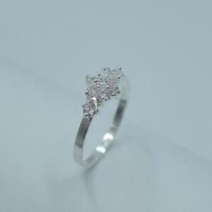 anillo flor de circonias