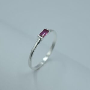 anillo con circonia baguette
