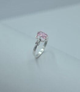 anillo circonia rectángulo con brazo diamantado
