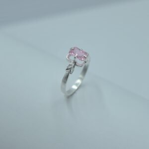 anillo circonia rectángulo con brazo diamantado