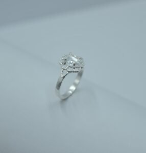 Anillos anillo flor calada con circonia oval