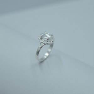 anillo flor calada con circonia oval