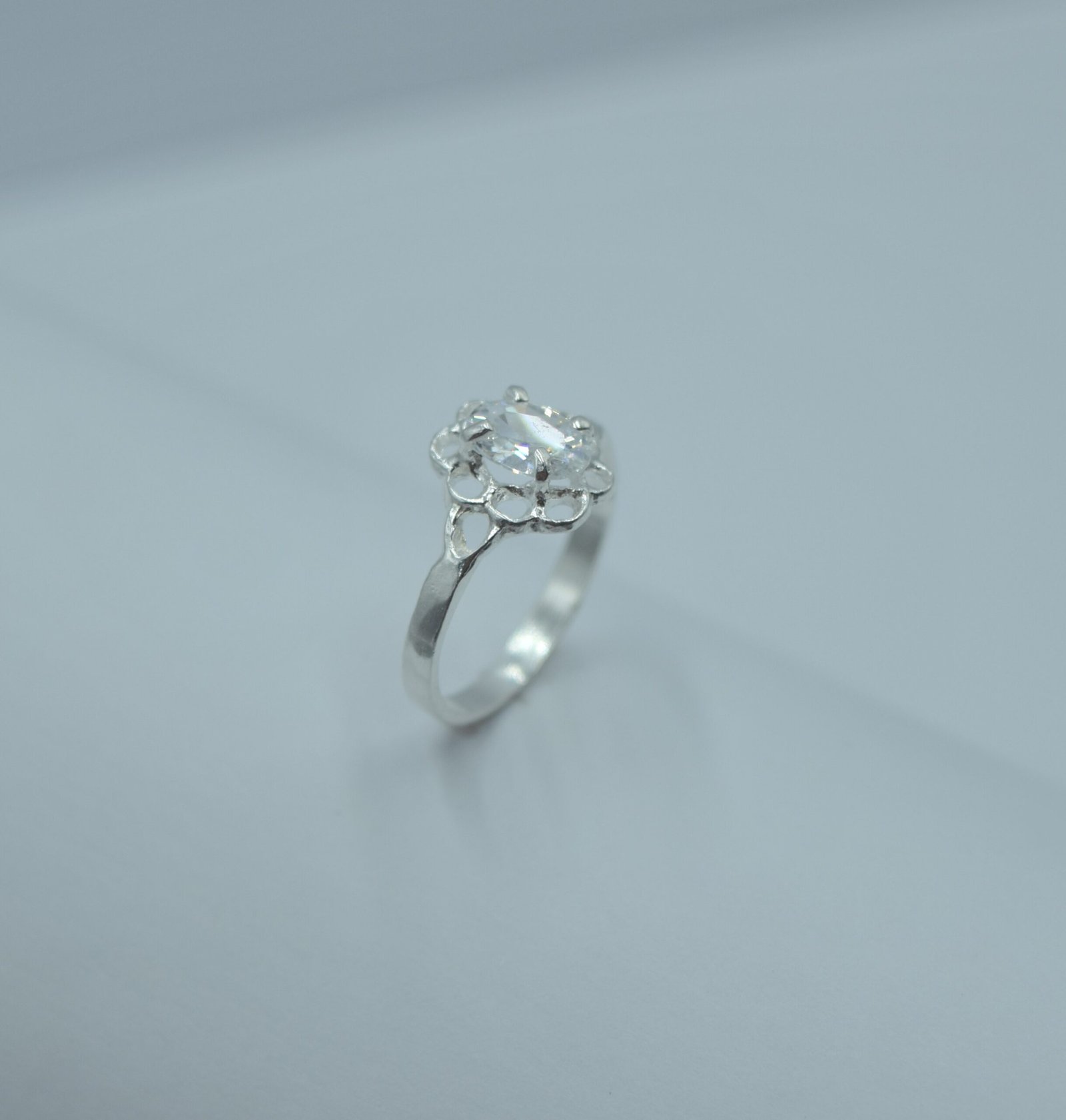 anillo flor calada con circonia oval anillo flor calada con circonia oval