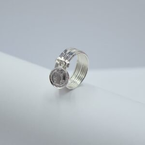 anillo semanario con medalla san benito