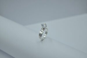 Anillo solitario brazo ancho liso