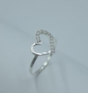 anillo corazón con circonias