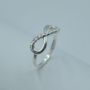 anillo infinito liso y circonia con uñas