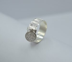 Anillo diamantado con medalla San Benito