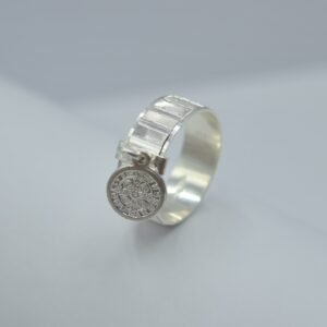 anillo diamantado con medalla san benito