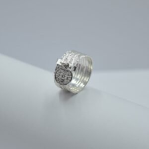 anillo semanario diamantado con medalla san benito