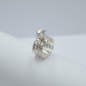 anillo semanario diamantado con circonia