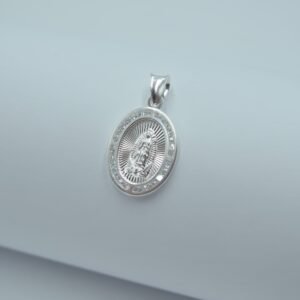 medalla virgen de guadalupe ovalada con bisel de circonias 1.4cm