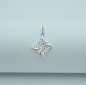 Dije nudo de bruja en aro con circonia 2.1X1.8cm