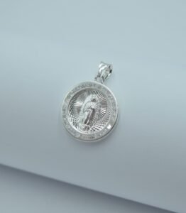 medalla virgen de guadalupe redonda con bisel de circonias 2.2cm