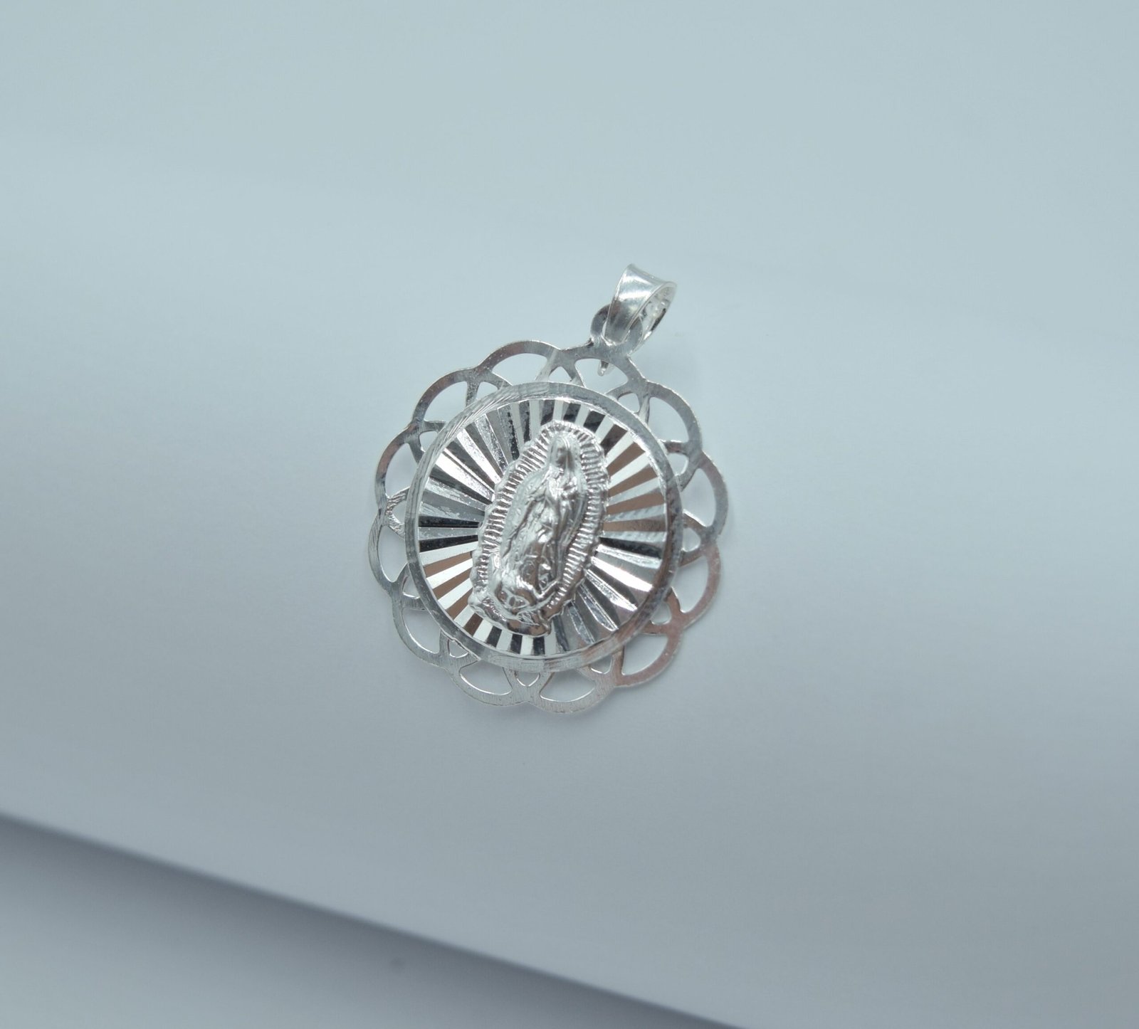 medalla virgen de guadalupe redonda con ondas 2.3cm medalla virgen de guadalupe redonda con ondas 2.3cm